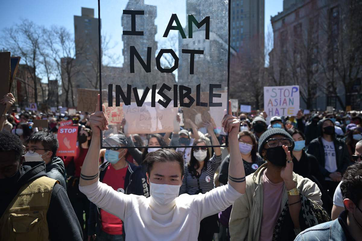 2021年3月21日，美国纽约，民众在哥伦布公园参加“停止仇恨亚裔”游行和集会。