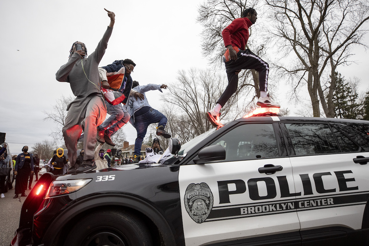 2021年4月11日，美国明尼苏达州明尼阿波利斯，布鲁克林中心警察局前爆发示威活动，抗议非裔男子被警察枪杀。